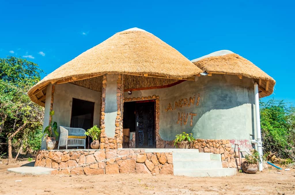 Angoni Hut kutchire lodge front